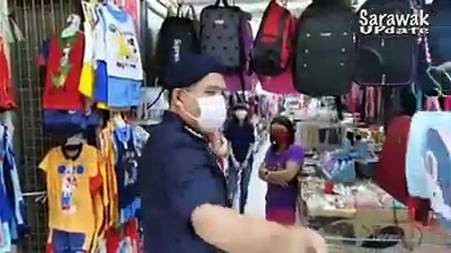 polis di kuching sarawak malaysia menutup semua toko yang berjualan.. demi menjaga Virus Corona the policy in kuching sarawak malaysia closed all shops selling .. in order to protect Corona Virus