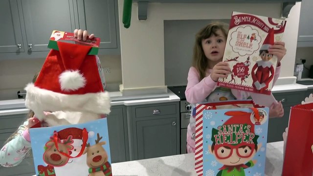 Sophia, Isabella e Alice Brincando com Livros Natalinos , Feliz Natal.