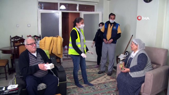 Diyarbakır Büyükşehir Belediyesinden yaşlılara koruyucu maske ve kolonya dağıtımı