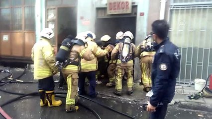 Bayrampaşa'da yangına müdahale eden itfaiyeci yaralandı