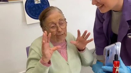 Las residencias de ancianos se esfuerzan por mantener sanos y ocupados a los mayores