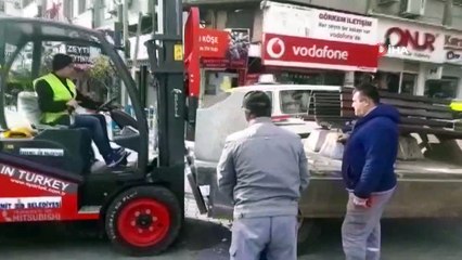 Halk uyarılara aldırış etmeyince meydandaki banklar kaldırıldı