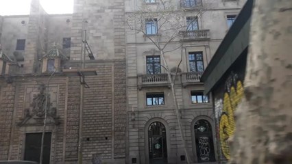 Toda la Rambla de Barcelona y plaza Catalunya, solitarias