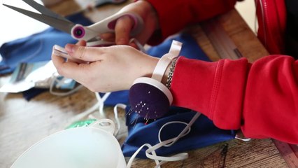Fabrication de masques en tissu par une citoyenne à La Louvière