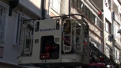 Fatih’te evin tavanı çöktü: 1 kişi kurtarıldı