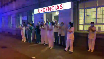 La Policía Municipal se acerca a los hospitales de Madrid para brindar su aplauso a los sanitarios
