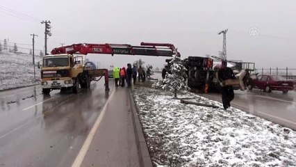 Beton mikserinin devrilmesi sonucu 2 kişi yaralandı