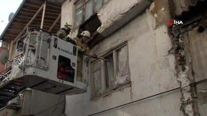 Fatih'te evin tavanı çöktü: 1 kişi kurtarıldı