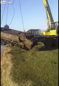 Des centaines de poissons sortent de cette carcasse de voiture !