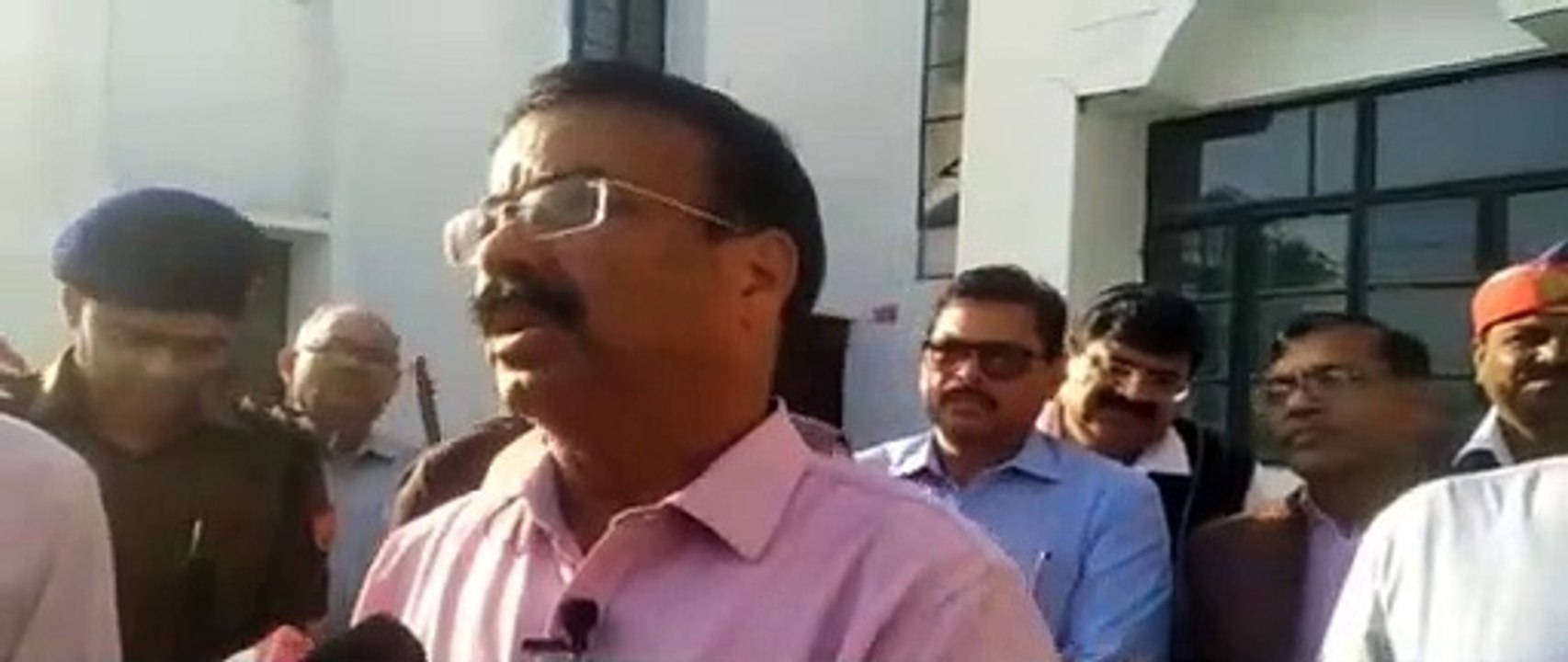 इटावा: कोरोना वायरस के चलते बनाए गए वार्ड का जिलाधिकारी ने लिया जायजा