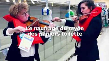 Deux violonistes jouent l'air du naufrage du Titanic au rayon papier WC