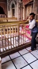 मथुरा: बांके बिहारी मंदिर को सेनेटाइजर से किया साफ