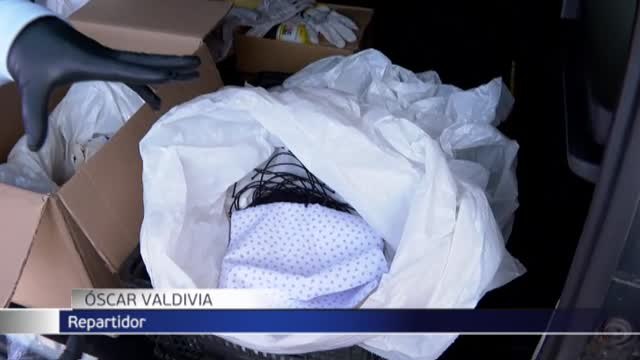 Los vecinos de Sentmenat fabrican mascarillas con material que les proporcionan las empresas de alrededor