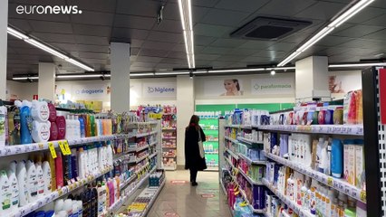 Jóvenes voluntarios en Madrid asisten a los más afectados por la cuarentena del coronavirus