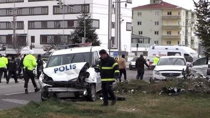 Niğde'de polis aracı ile otomobil çarpıştı: 5 yaralı