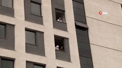 Karantina yurdundaki yakınlarıyla camlardan görüşüyorlar
