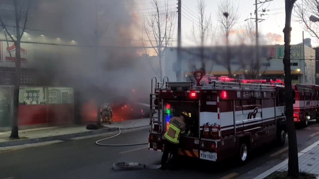 대구 카센터 창고에서 불...전기 요인 추정 / YTN