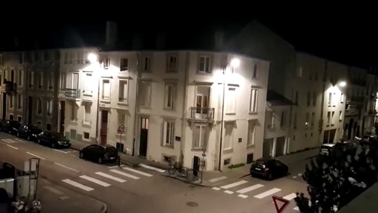 Des habitants de Nancy soutiennent les personnels soignants en applaudissant depuis leur balcon