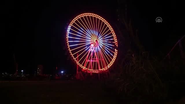 90 metre yüksekliğindeki dönme dolaptaki ışıklandırmayla koronavirüs uyarısı