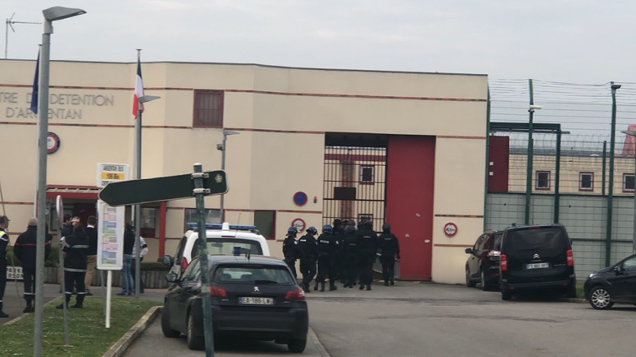 Quinze détenus montent sur un toit de la prison