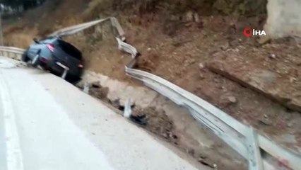 Kontrolden çıkan otomobil bariyerleri söktü