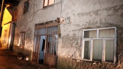 Depremde hasar gören katlı ev boşaltılacak