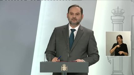 Ábalos: "No tenemos contemplado cerrar el espacio aéreo"
