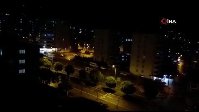 Vatandaşlar balkona ve camlara çıkarak sağlık çalışanlarını alkışladı