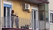 Les habitants d'un quartier confiné sortent au balcon pour improviser un petit concert