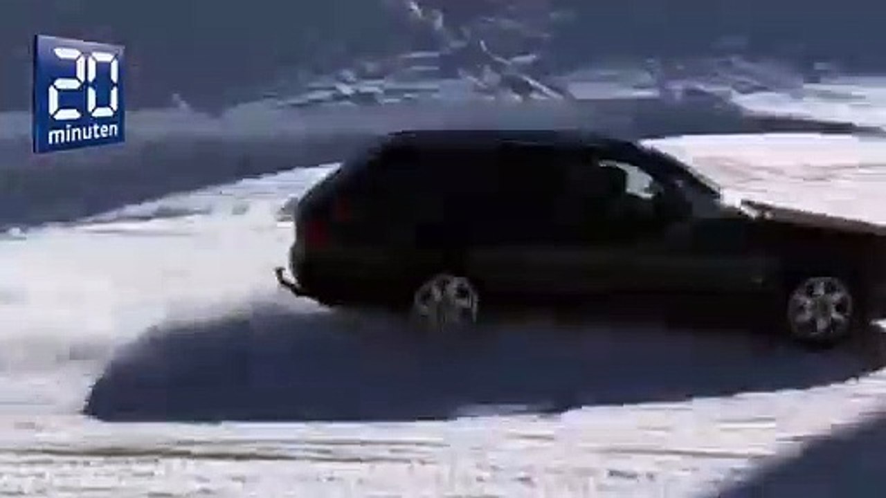 Un fou roule en voiture sur une piste de ski déserte en Suisse