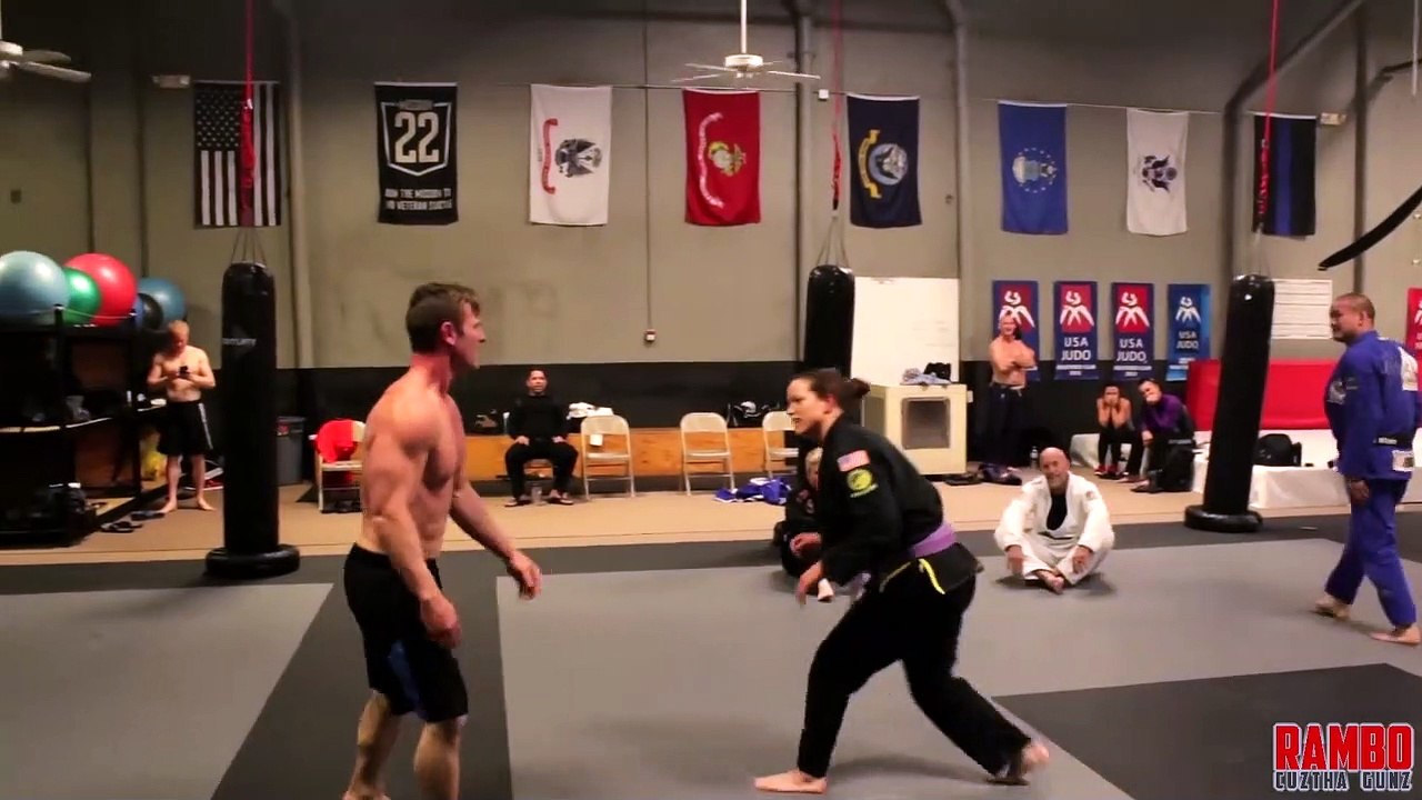 Bodybuilder contre championne de Jiu-Jitsu... Il ne peut rien faire