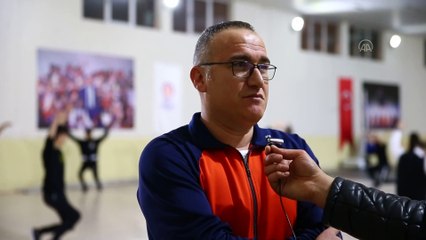 Japon genç, Denizli'de öğrendiği zeybeği ülkesinde tanıtıyor