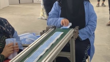 Manos con miedo y fe para enmascararse frente al coronavirus en Egipto