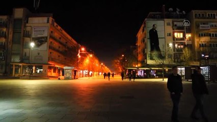 Kovid-19 nedeniyle kendilerini izole eden Kosova'daki vatandaşlardan balkondan protesto