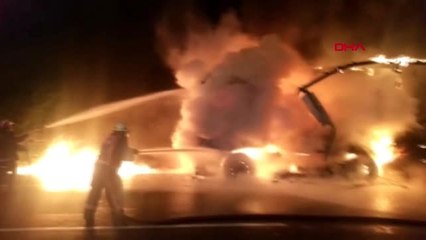 Hafif ticari aracın çarptığı TIR alev alev yandı