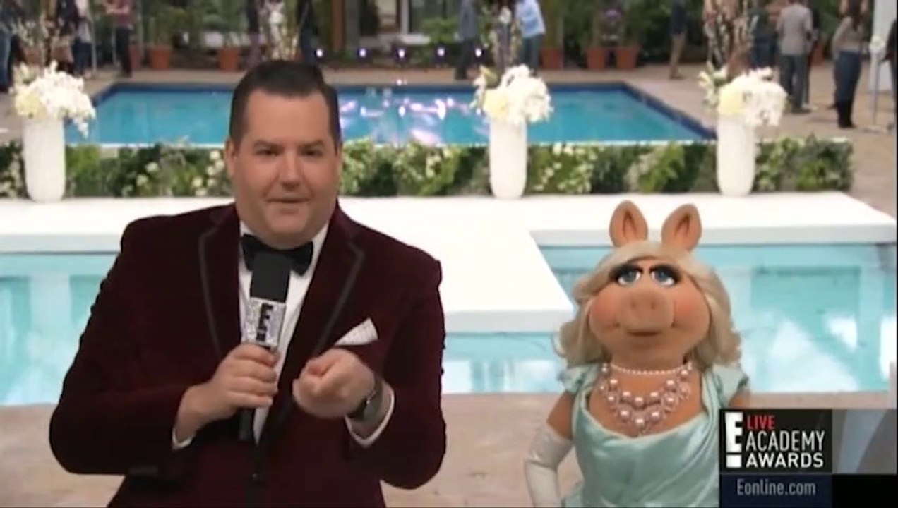 Miss Piggy on E! Countdown to the Red Carpet 2014