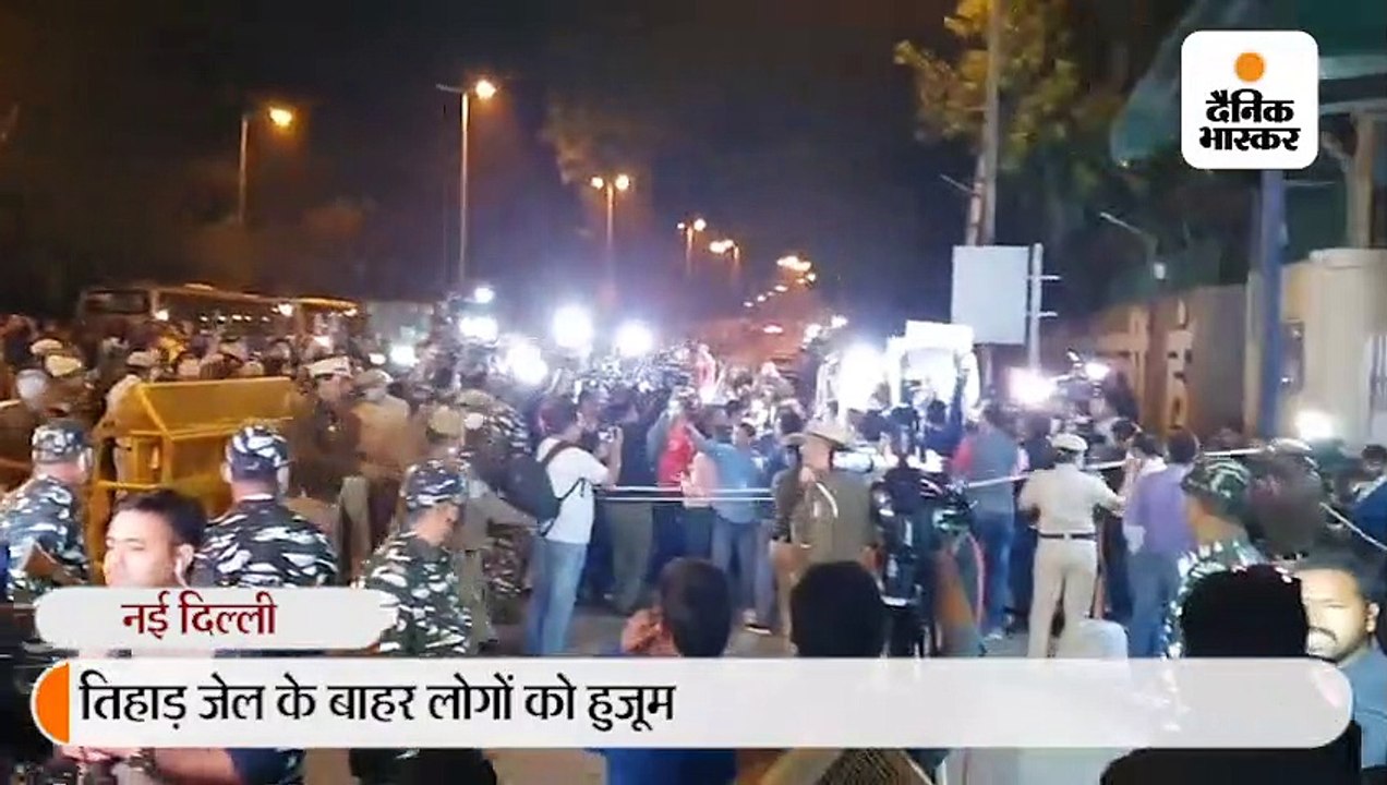 तिहाड़ के बाहर लगे  निर्भया की जय के नारे