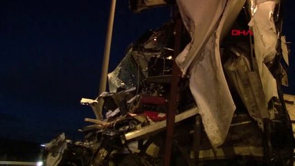 İZMİR Kontrolden çıkan TIR önce işaret levhasına sonra da bariyerlere çarptı 1 ölü, 1 ağır...