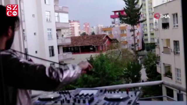 Evinden çıkmayan komşularına balkondan konser verdi