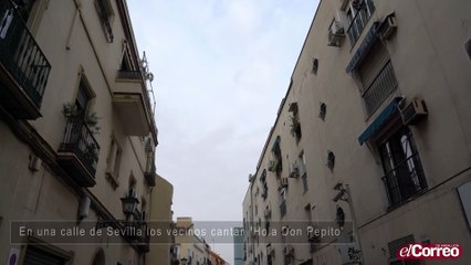 Cantan Hola don Pepito en una calle de Sevilla