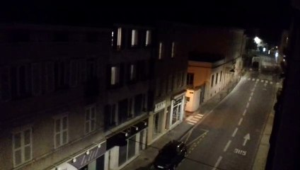 Applaudissements en centre-ville de Mâcon pour soutenir le personnes médical pendant la crise du coronavirus