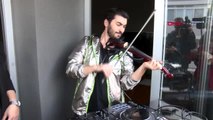 Adanalı kemancının müzik performansını mahalle sakinleri sokakta dinledi