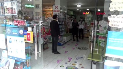 Tokat'ta eczanede koronavirüse karşı şeritli önlem