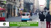 Boş kalan İstiklal Caddesi'nde top oynadılar