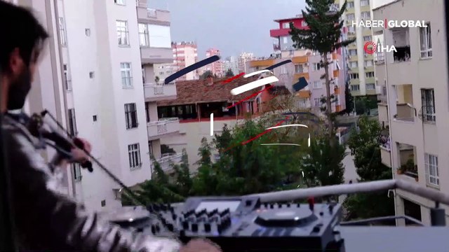 Adanalı kemancıdan komşularına balkon konseri