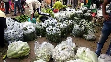 इंदौरः जनता कर्फ्यू के पहले घबराए लोग, सब्जी मंडी में लगी भीड़