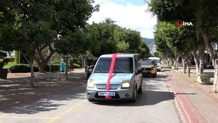 Boşanan genç, konvoy ve oyun havasıyla mutluluğunu kutladı