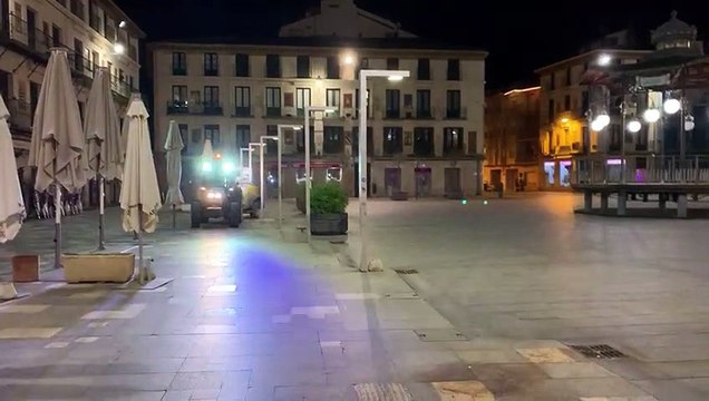 Los tractores de UAGN desinfectan las calles de Tudela ante el avance del coronavirus