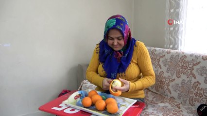 Kadınlar evde portakal soyarak aile bütçesine katkıda bulunuyor