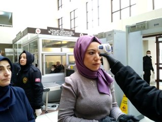 Bakırköy Adliyesi'nde Korona virüs nedeniyle vatandaşlara ateş ölçerli kontrol